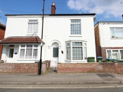 4 bedroom semi-detached house for rent in Cedar Road, Southampton, SO14