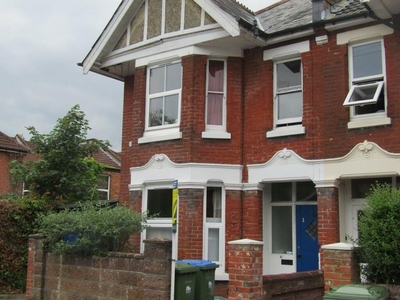 5 bedroom semi-detached house for rent in Richmond Gardens, Southampton, SO17