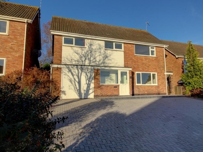 4 bedroom detached house for sale in Harefield Avenue, Leicester, LE3