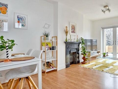 2 Bedroom Flat For Sale In Childs Hill, London