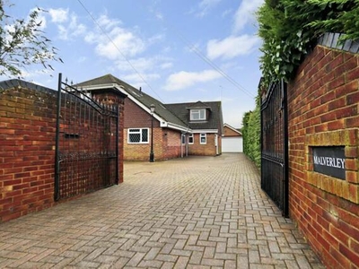 4 Bedroom Detached House For Sale In Waltham Chase