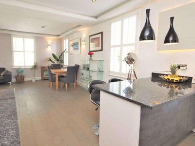 2 bed flat for sale in Queens Road,
CM14, Brentwood