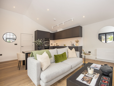 2 bedroom property for sale in Caxton Road, London, SW19