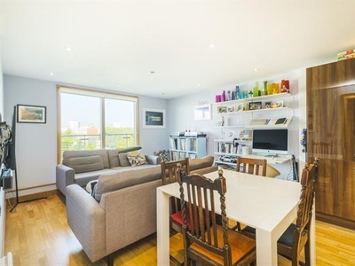 3 bedroom property to let in Harley House, E14