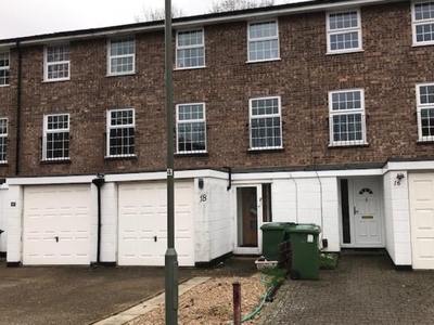 4 Bed House To Rent in Staines-Upon-Thames, Surrey, TW18 - 680