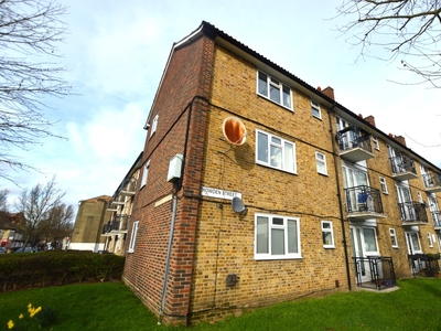 Flat to rent - Maxted Road, London, SE15