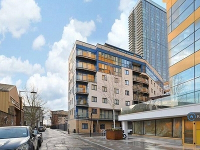 2 bedroom flat for rent in Block Wharf, London, E14