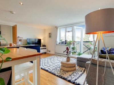 2 bedroom flat for rent in Leigham Court Road, London, SW16
