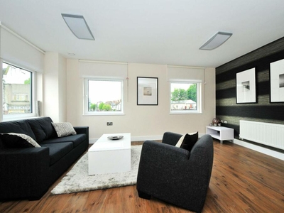 2 bedroom flat for rent in The Green, Southall, UB2