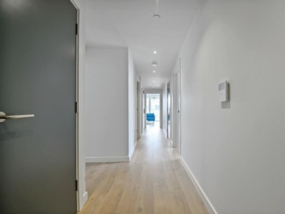 3 bedroom apartment for rent in Parkes Street, London, E20