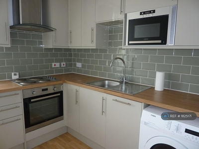 3 bedroom flat for rent in Archway Road, London, N6