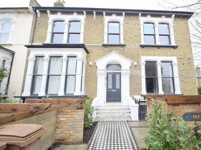 3 bedroom flat for rent in Evering Road, London, E5