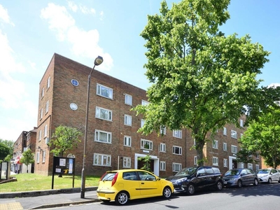 3 bedroom flat for rent in Woodfarrs, Camberwell, London, SE5