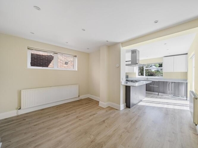 3 bedroom house for rent in Cissbury Ring South London N12