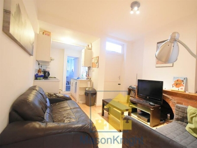 3 bedroom terraced house for rent in £108 PPPW Winnie Rd, Selly Oak. 12 mins walk to University of Birmingham, B29