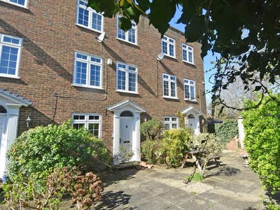 3 bedroom town house for rent in Ham Street, Richmond, TW10