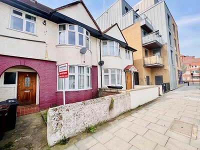 4 bedroom terraced house for rent in Shore Place, Victoria Park E9