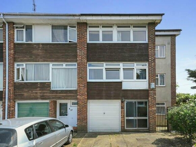 6 bedroom end of terrace house for rent in Petworth Way, Hornchurch, RM12