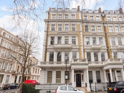 Flat for sale in Courtfield Gardens, London SW5