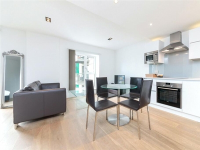 Studio flat for rent in Courtyard Apartments, London, E1