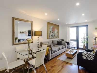 2 bedroom property to let in Avershaw House, SW15