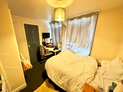 8 Bedroom Semi-Detached House To Rent