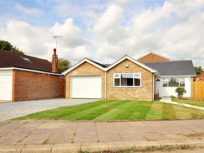 Bungalow to rent in Hawthorn Road, Worthing, West Sussex BN14