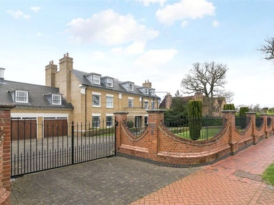 Detached house to rent in Broad Walk, Southgate N21