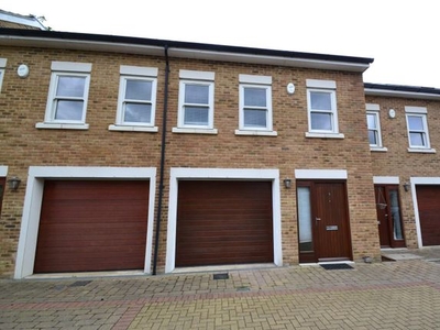 Town house to rent in Kingfisher Close, Broxbourne, Hertfordshire EN10