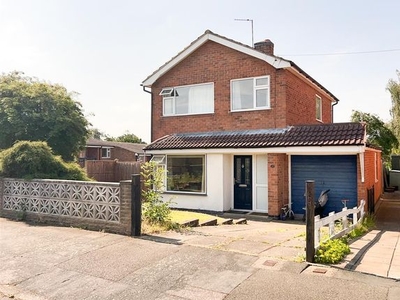 Detached house to rent in Langdale Avenue, Loughborough LE11