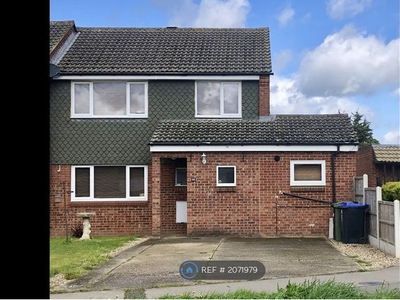 End terrace house to rent in George Green Road, George Green, Slough SL3