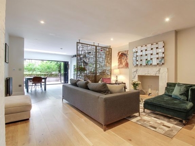 Flat for sale in Fitzjohns Avenue, London NW3