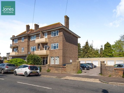 Flat to rent in Broomfield Avenue, Worthing, West Sussex BN14