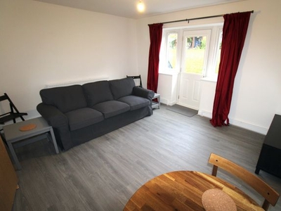 Flat to rent in Canterbury Gardens, Salford M5
