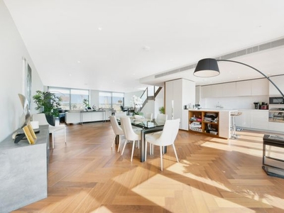 Flat to rent in Capital Building, Embassy Gardens SW11