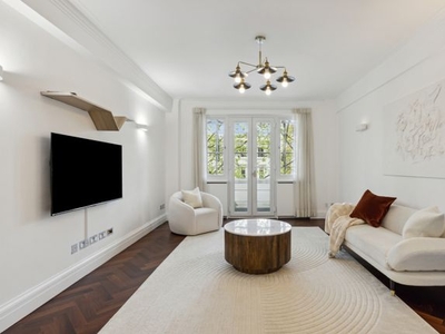 Flat to rent in Chatsworth Court, Pembroke Road W8