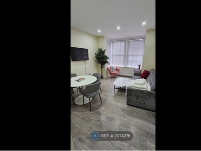 Flat to rent in Cranbrook Road, Ilford IG6