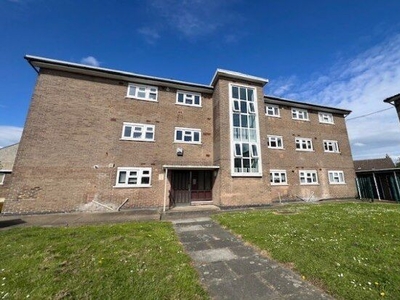 Flat to rent in Easedale Drive, Hornchurch RM12