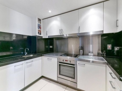 Flat to rent in Fairmont Avenue, London, Tower Hamlets E14