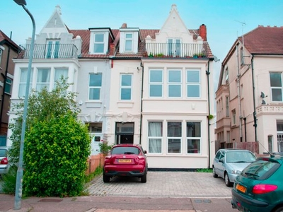 Flat to rent in Finchley Road, Westcliff-On-Sea SS0
