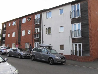 Flat to rent in Grafton Road, West Bromwich B71