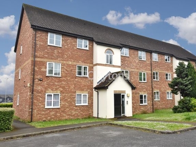 Flat to rent in Harlech Road, Abbots Langley WD5