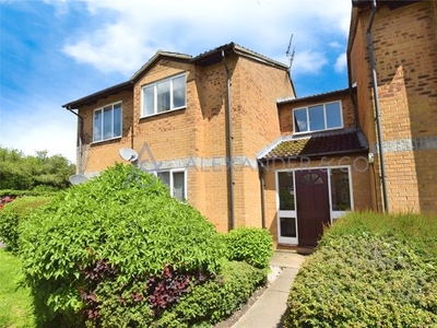 Flat to rent in Kestrel Way, Bicester, Oxfordshire OX26