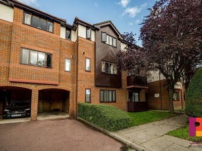Flat to rent in Litton Court, High Wycombe HP10