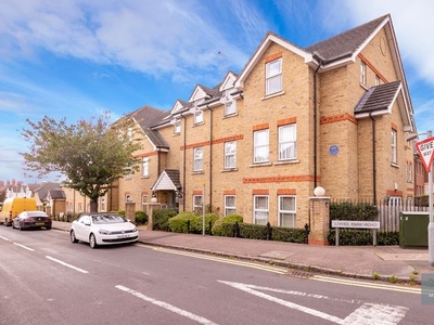 Flat to rent in Lower Park Road, Loughton, Essex IG10