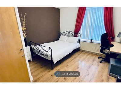Flat to rent in Manchester Road, Huddersfield HD4