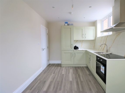 Flat to rent in New North Road, Ilford, Essex IG6