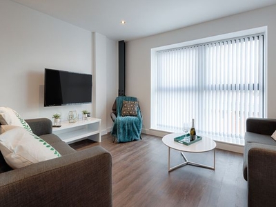 Flat to rent in Oldham Road, Manchester M4