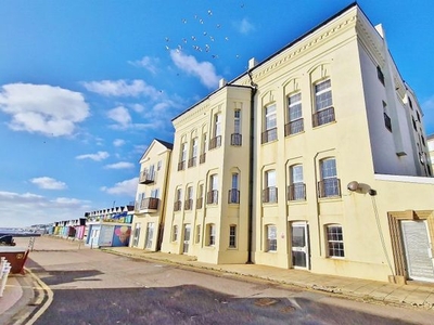 Flat to rent in Pier Approach, Walton On The Naze CO14