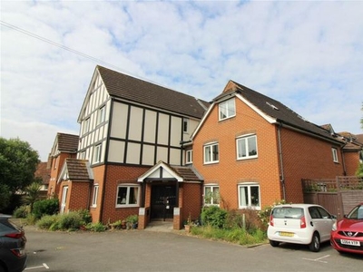 Flat to rent in Priory Court, Priory Avenue, Caversham RG4